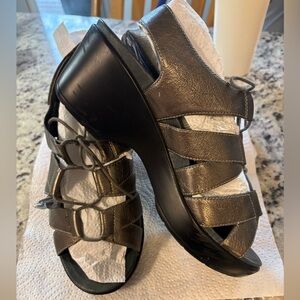 Women’s Dansko Janet sling back clog leather sandal size 40. 9.5 10 metallic